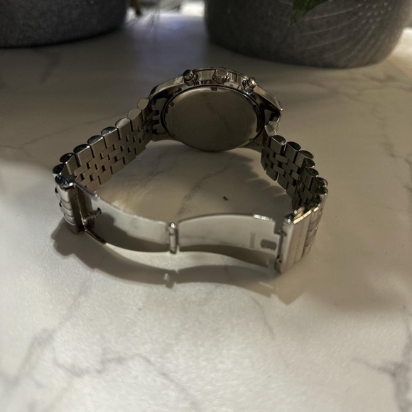 The iconic MK watch returns, updated with a new bracelet strap. - Picture 2 of 2